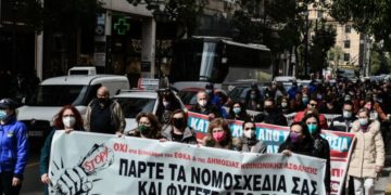 Στιγμιότυπο από συγκέντρωση διαμαρτυρίας και πορεία στην Βουλή, εργαζομένων στα ασφαλιστικά ταμεία
(φωτ. αρχείου: ΤΑΤΙΑΝΑ ΜΠΟΛΑΡΗ/EUROKINISSI)