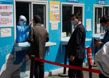 Πολίτες στο Πεκίνο περιμένουν στην ουρά, να υποβληθούν σε τεστ  για τον κορονοϊό (φωτ.: ΕΡΑ/ Mark. R. Cristino)