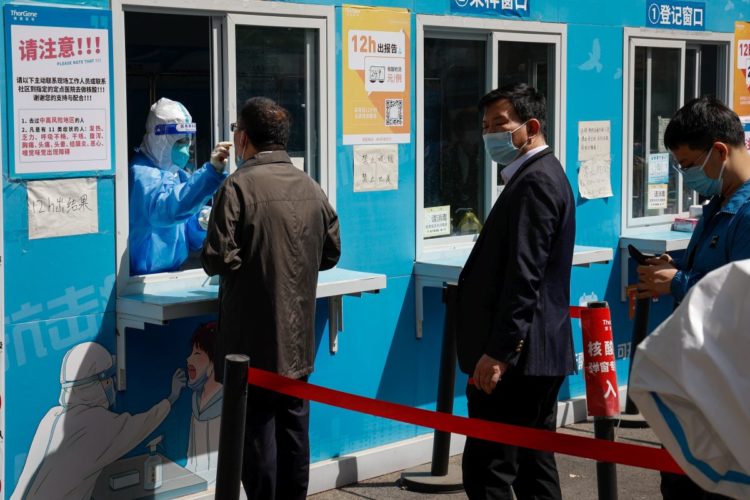 Πολίτες στο Πεκίνο περιμένουν στην ουρά, να υποβληθούν σε τεστ  για τον κορονοϊό (φωτ.: ΕΡΑ/ Mark. R. Cristino)