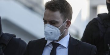 O Μπάμπης Αναγνωστόπουλος φθάνει στο Μικτό Ορκωτό Δικαστήριο για να δικαστεί για τη δολοφονία της συζύγου του, Καρολάιν Κράουτς (EUROKINISSI/ ΣΩΤΗΡΗΣ ΔΗΜΗΤΡΟΠΟΥΛΟΣ)