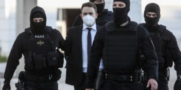 Ο Μπάμπης Αναγνωστόπουλος φτάνει στο Μικρό Ορκωτό Δικαστήριο για να δικαστεί για τη δολοφονία της συζύγου του, Κάρολαιν Κράουτς. (φωτ.: EUROKINISSI/ ΣΩΤΗΡΗΣ ΔΗΜΗΤΡΟΠΟΥΛΟΣ)