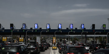 Στιγμιότυπο από τα διόδια των Αφιδνών στην Αθηνών-Λαμίας το μεσημέρι της Mεγάλης Παρασκευής (φωτ.: EUROKINISSI / Μιχάλης Καραγιάννης)