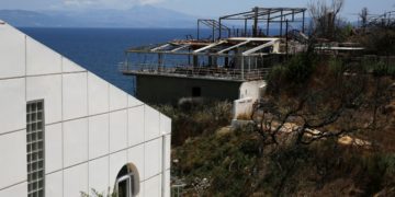 Καμένη ταβέρνα δίπλα σε άθικτο από τη φωτιά κτίσμα ένα χρόνο μετά τη φονική πυρκαγιά στο Κόκκινο Λιμανάκι Αττικής. Η πυρκαγιά ξεκίνησε (23 Ιουλίου 2018) από την Καλλιτεχνούπολη και επεκτάθηκε ταχύτατα στο Μάτι και το Κόκκινο Λιμανάκι. (Φωτ. αρχείου: ΑΠΕ-ΜΠΕ/ Συμέλα Παντζαρτζή)