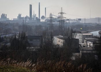 Στο βάθος διακρίνεται η χαλυβουργία Azovstal στη Μαριούπολη (φωτ.: EPA / Oleg Petrasyuk)