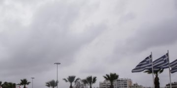 Αφρικανική σκόνη στον ουρανό πάνω από τον Πειραιά (φωτ. αρχείου: Αναστάσης Ναρεκιάν/EUROKINISSI)