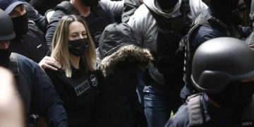 Η Ρούλα Πισπιρίγκου οδηγείται στον ανακριτή για τη δολοφονία της 9χρονης κόρης της, Τζωρτζίνας (Φωτ. αρχείου: ΑΠΕ-ΜΠΕ / Γιάννης Κολεσίδης)