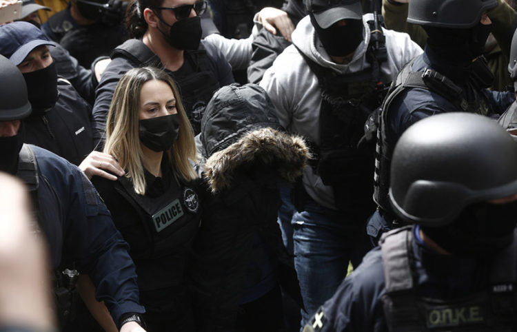 Η Ρούλα Πισπιρίγκου οδηγείται στον ανακριτή για τη δολοφονία της 9χρονης κόρης της, Τζωρτζίνας (Φωτ. αρχείου: ΑΠΕ-ΜΠΕ / Γιάννης Κολεσίδης)