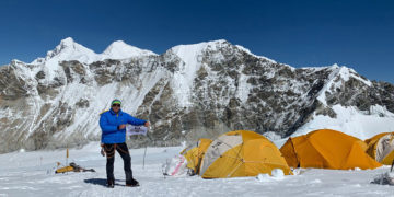 Φωτογραφία αρχείου που εικονίζει τον ορειβάτη Αντώνη Συκάρη,  να φωτογραφίζεται κατά την ανάβαση του σε μια από τις τέσσερις κορυφές πάνω από τα 8.000 μέτρα που πραγματοποίησε μέσα σε ένα χρόνο (φωτ. ΑΠΕ-ΜΠΕ)