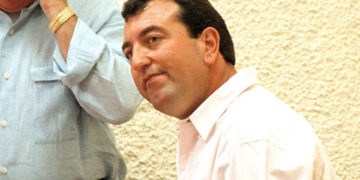 Ο Γιάννης Σκαφτούρος στον ανακριτή, το 2002 (φωτ.: αρχείο ΑΠΕ-ΜΠΕ)