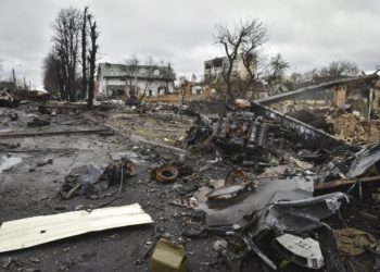 Γενική λήψη ενός κατεστραμμένου, ρωσικού στρατιωτικού οχήματος, σε περιοχή του Κιέβου που επανακτήθηκε από τους Ουκρανούς (φωτ.: EPA/OLEG PETRASYUK)
