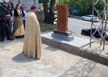 Ο αγιασμός του μνημείου από τον Εφημέριο του Αλαβερντί, πατήρ Μικαέλ Σαχοϊάν, 
(Φωτ.: greeks.am)