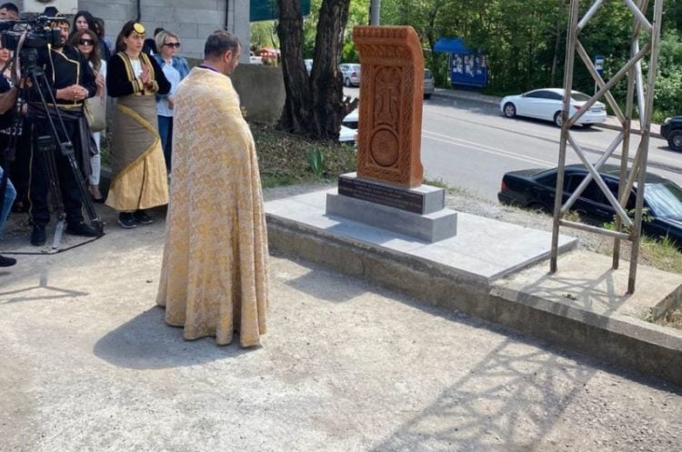 Ο αγιασμός του μνημείου από τον Εφημέριο του Αλαβερντί, πατήρ Μικαέλ Σαχοϊάν, 
(Φωτ.: greeks.am)
