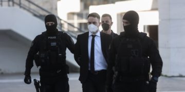 Ο Μπάμπης Αναγνωστόπουλος προσέρχεται στο Μικτό Ορκωτό Δικαστήριο όπου δικάζεται για τη δολοφονία της  συζύγου του Κάρολαιν Κράουτς (φωτ.: Βασίλης Ρεμπάπης/EUROKINISSI)