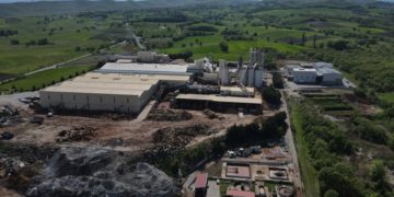 Γενική άποψη των εγκαταστάσεων του εργοστασίου παραγωγής ηλεκτρικής ενέργειας από βιομάζα ξυλείας, στους Μαυραναίους Γρεβενών, όπου σημειώθηκε έκρηξη με αποτέλεσμα τον σοβαρό τραυματισμό ενός νεαρού εργαζόμενου, στις 4 Μαΐου 2022 (φωτ.: ΑΠΕ-ΜΠΕ/ ΔΗΜΗΤΡΗΣ ΣΤΡΑΒΟΥ)