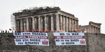 Πανό από μέλη του ΚΚΕ στον βράχο της Ακρόπολης με συνθήματα κατά του πολέμου και της εμπλοκής της χώρας, ενάντια στην Ελληνοαμερικανική Συμφωνία για τις Βάσεις που συζητείται στην Ολομέλεια της Βουλής, Πέμπτη 12 Μαΐου 2022. (Φωτ.: Eurokinissi)