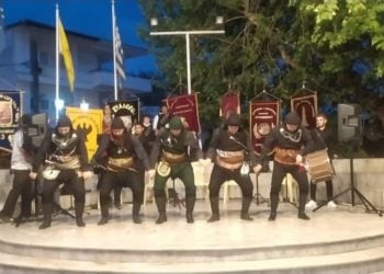Υπό βροχή χόρεψαν σέρρα οι πυρριχιστές του Πολιτιστικού Συλλόγου «Αυγής» (φωτ.: Δήμος Λαγκαδά)