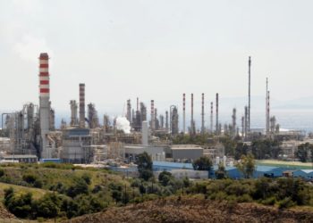 Άποψη των διϋλιστηρίων της MOTOR OIL ΕΛΛΑΣ όπως διακρίνονται από την ΕΟ Αθήνων - Κορίνθου (φωτ.: Αντώνης Νικολόπουλος/EUROKINISSI)