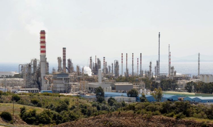 Άποψη των διϋλιστηρίων της MOTOR OIL ΕΛΛΑΣ όπως διακρίνονται από την ΕΟ Αθήνων - Κορίνθου (φωτ.: Αντώνης Νικολόπουλος/EUROKINISSI)