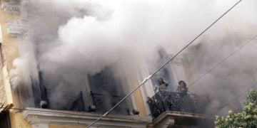 Απεγκλωβισμός υπαλλήλων της MARFIN μετά τη φωτιά που ξέσπασε κατά τη διάρκεια πορείας (Φωτ. αρχείου: Phasma/Αντώνης Πασβαντής)