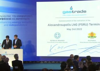 Μητσοτάκης και Πέτκοφ υπογράφουν τη συνεργασία για το σταθμό FSRU Αλεξανδρούπολης (Πηγή φωτ.: YouTube)