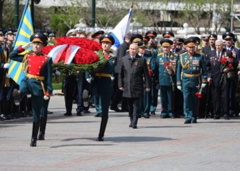 Ο Ρώσος πρόεδρος λίγο πριν την κατάθεση στεφάνου στο Μνημείο του Αγνώστου Στρατιώτη, στο Κρεμλίνο (φωτ.: EPA/ANTON NOVODEREZHKIN / KREMLIN POOL / SPUTNIK)