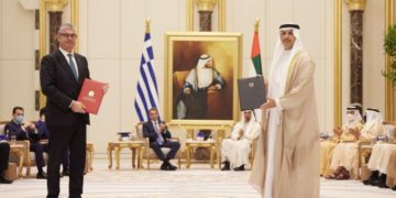 Ο υφυπουργός Ανάπτυξης και Επενδύσεων Ιωάννης Τσακίρης (Α) και ο διευθύνων σύμβουλος της ADQ, Μοχάμεντ Χασάν Αλσαγουαντι, υπέγραψαν στρατηγική συμφωνία επενδυτικής συνεργασίας Ελλάδος – ΗΑΕ για επενδύσεις 4 δις. ευρώ στην ελληνική οικονομία, στο Άμπου Ντάμπι, τη Δευτέρα 09 Μαΐου 2022. Φωτ.: ΑΠΕ-ΜΠΕ/Υπουργείο Ανάπτυξης και Επενδύσεων/STR