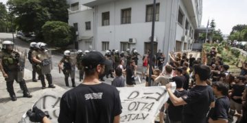 Επεισόδια μπροστά στη Σχολή Θετικών Επιστημών του ΑΠΘ (Φωτ.: Γιώργος Κωνσταντινίδης/ MotionTeam