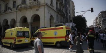 Ασθενοφόρα του ΕΚΑΒ κατά τη διάρκεια πυρκαγιάς στο κέντρο της Θεσσαλονίκης την Παρασκευή 27 Μαΐου 2022. 
(Φωτ.: Δημήτρης Τοσίδης/ΑΠΕ-ΜΠΕ)