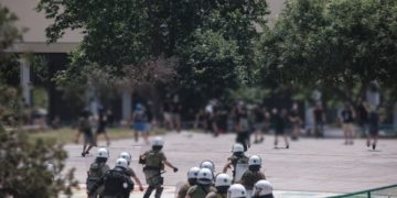 Θεσσαλονίκη – Επεισόδια μπροστά στη Σχολή Θετικών Επιστημών στο ΑΠΘ (Φωτ.: Ραφαήλ Γεωργιάδης/Eurokinissi)