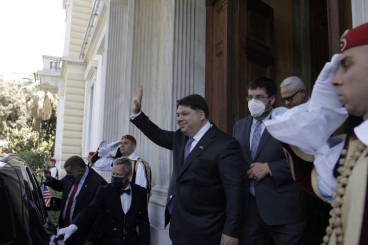 Ο νέος πρέσβης των ΗΠΑ George James Tsunis χαιρετάει εξερχόμενος από το Προεδρικό Μέγαρο, μετά την επίδοση των διαπιστευτηρίων του στην Πρόεδρο της Δημοκρατίας Κατερίνα Σακελλαροπούλου Αθήνα, Τρίτη 10 Μαΐου 2022. (Φωτ.: Κώστας Τσιρώνης/ΑΠΕ-ΜΠΕ)