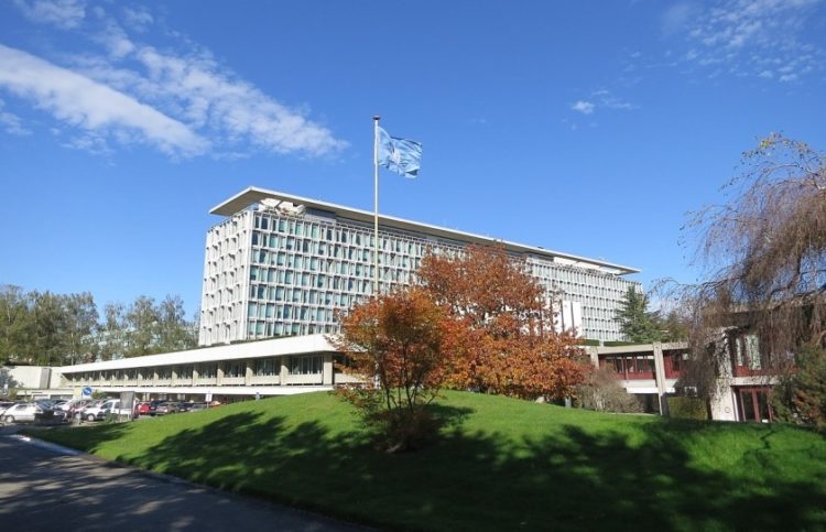 Το κτήριο του Παγκόσμιου Οργανισμού Υγείας 
στη Γενεύη από τη νοτιοδυτική πλευρά (φωτ.: en.wikipedia.org/wiki/World_Health_Organization/Thorkild Tylleskar)