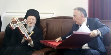 Θεσσαλονίκη – Ο υφυπουργός Μακεδονίας-Θράκης προσφέρει  στον Οικουμενικό Πατριάρχη Βαρθολομαίο αντίγραφο του Σταυρού που φιλοτέχνησε ο Φλωρεντινός ζωγράφος Τσιμαμπούε (Φωτ.: Γιώργος Κωνσταντινίδης / MotionTeam)