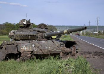 Ένα μερικώς κατεστραμμένο ρωσικό τανκ κοντά στο Χάρκοβο (φωτ: ΕΡΑ/ Sergey Kozlov)