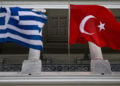 Η ελληνική, η τουρκική και η σημαία της ΕΕ έξω από το υπουργείο Εξωτερικών (φωτ.: EUROKINISSI / Γιάννης Παναγόπουλος)