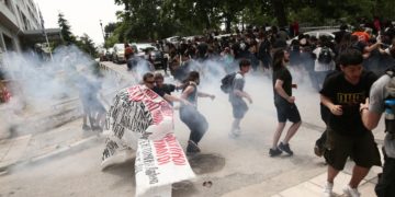 Στιγμιότυπο από τη συμπλοκή αστυνομικών και φοιτητών χθες το μεσημέρι στο ΑΠΘ (φωτ.: ΑΠΕ-ΜΠΕ/Αχιλλέας Χήρας)