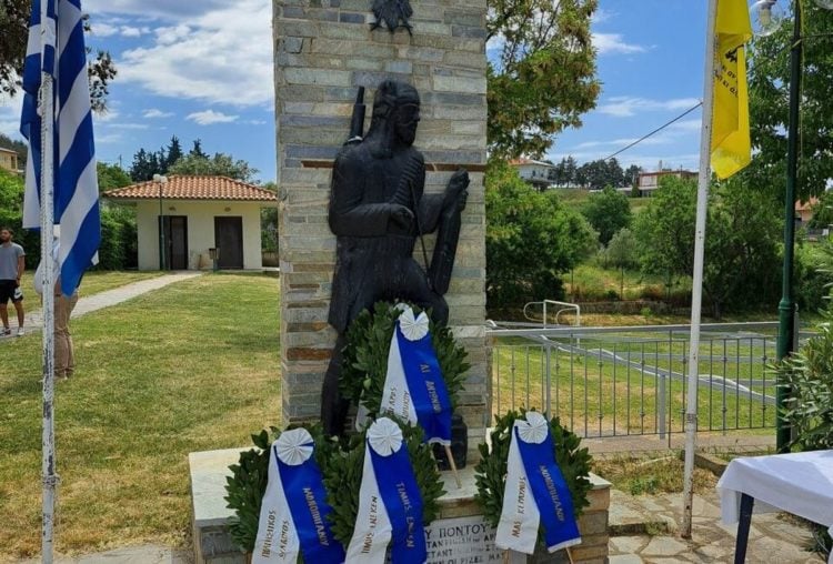 Στεφάνια στο άγαλμα του Ακρίτα, στο Μονοπήγαδο Θέρμης (φωτ.: thermisnews.gr)