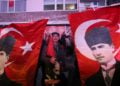 Άνδρας ανάμεσα σε δύο τουρκικές σημαίες που φέρουν τη φωτογραφία του Μουσταφά Κεμάλ (φωτ. αρχείου: EPA / Erdem Sahin)
