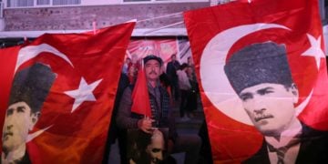 Άνδρας ανάμεσα σε δύο τουρκικές σημαίες που φέρουν τη φωτογραφία του Μουσταφά Κεμάλ (φωτ. αρχείου: EPA / Erdem Sahin)
