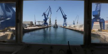 Το θωρηκτό «Αβέρωφ» στα Ναυπηγεία Σκαραμαγκά (φωτ.: ΓΕΝ)