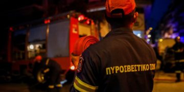 Πυροσβέστης και πυροσβεστικό όχημα (φωτ. αρχείου: EUROKINISSI/ Γιάννης Παναγόπουλος)