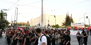 Στιγμιότυπο από τη σημερινή αντιπολεμική συγκέντρωση από το ΠΑΜΕ και αριστερές οργανώσεις (φωτ.: EUROKINISSI/ Τατιάνα  Μπόλαρη)