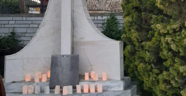 Φαναράκια στο μνημείο πεσόντων, στο Μακρυχώρι Τεμπών (φωτ.: onlarissa.gr)