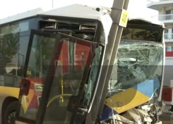 Το λεωφορείο του ΟΑΣΑ καρφώθηκε στις κολώνες του τραμ (φωτ.: ΕΡΤ)