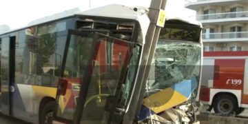 Το λεωφορείο του ΟΑΣΑ καρφώθηκε στις κολώνες του τραμ (φωτ.: ΕΡΤ)