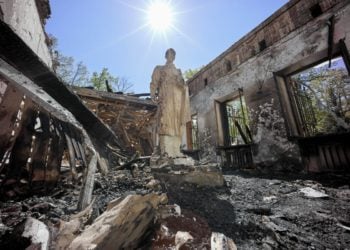 Λήψη από το εσωτερικό του κατεστραμμένου μουσείου, αφιερωμένου στον Ουκρανό φιλόσοφο Χριχόρι Σοβορόντα, το μνημείο του οποίου διακρίνουμε ανάμεσα στα χαλάσματα. (φωτ.: EPA/ Sergey Kozlov)