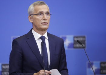 Ο ΓΓ του ΝΑΤΟ Γενς Στόλτενμπεργκ σε συνέντευξή Τύπου στις Βρυξέλλες στις 16 Ιουνίου 2022 (Φωτ.: EPA/Olivier Hoslet)