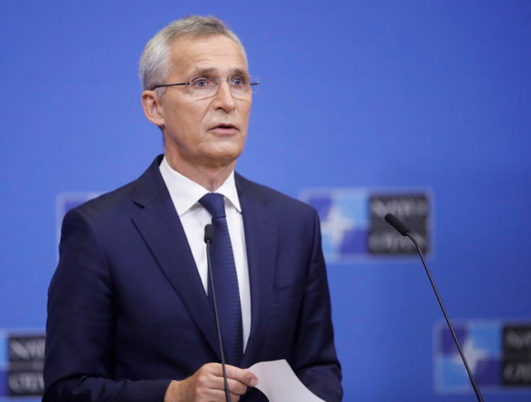 Ο ΓΓ του ΝΑΤΟ Γενς Στόλτενμπεργκ σε συνέντευξή Τύπου στις Βρυξέλλες στις 16 Ιουνίου 2022 (Φωτ.: EPA/Olivier Hoslet)