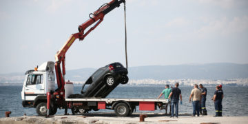 Γερανός ανασύρει το αυτοκίνητο το οποίο έπεσε στη θάλασσα με τον 50χρονο και την 70χρονη μητέρα του. (φωτ.: ΑΠΕ-ΜΠΕ /  Αχιλλέας Χήρας)