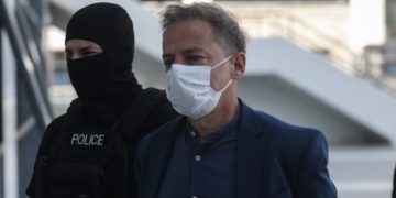 Ο ηθοποιός και σκηνοθέτης Δημήτρης Λιγνάδης μεταφέρεται στο δικαστήριο προκειμένου να απολογηθεί για το αδίκημα του βιασμού κατά συρροή, Δευτέρα 27 Ιουνίου 2022 (φωτ.: EUROKINISSI / Βασίλης Ρεμπάπης)