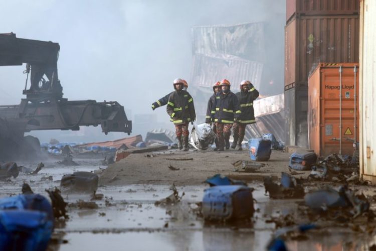 Πυρκαγιά προκάλεσε τεράστια έκρηξη χημικών προϊόντων σε χώρο αποθήκευσης εμπορευματοκιβωτίων στη Σιτακούντα του Μπανγκλαντές (Φωτ.: EPA/STR)